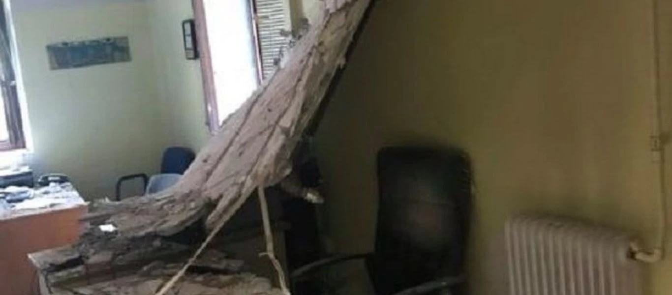 Ιπποκράτειο Νοσοκομείο Θεσσαλονίκης: Κατέρρευσε η οροφή γραφείου (φώτο)